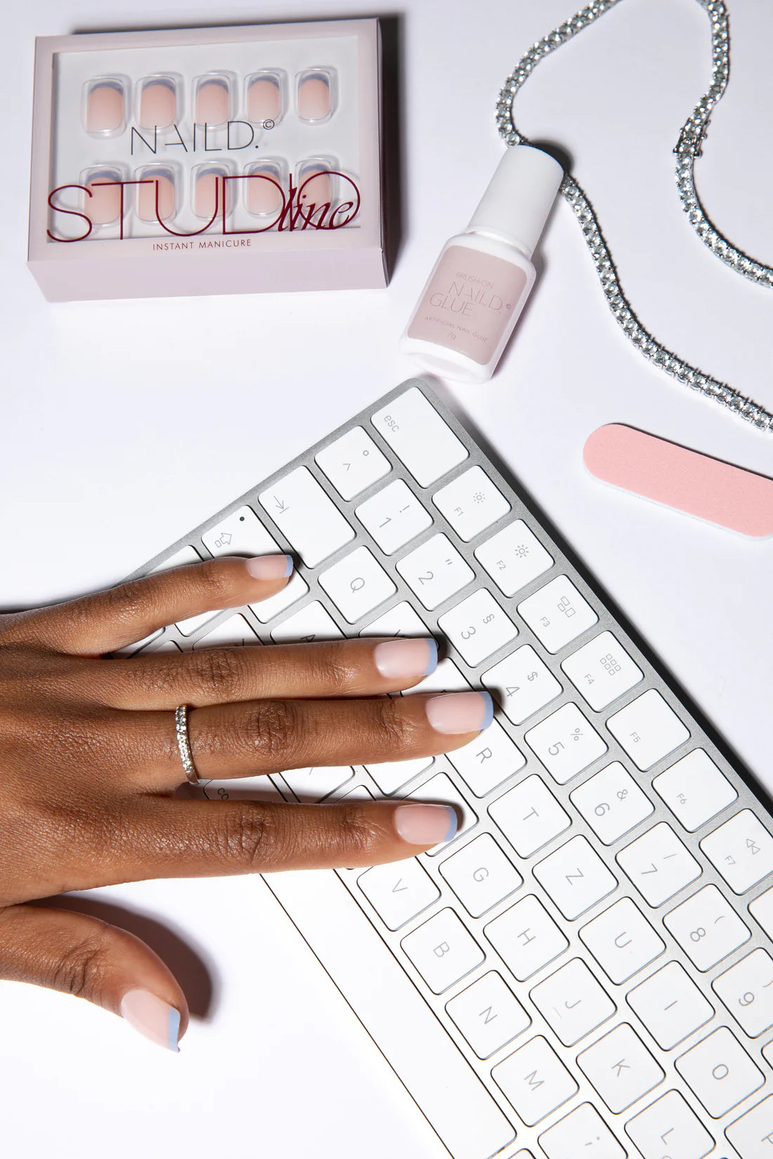 Dezent und gepflegt: An den Büro-Dresscode angepasste Kunstnägel