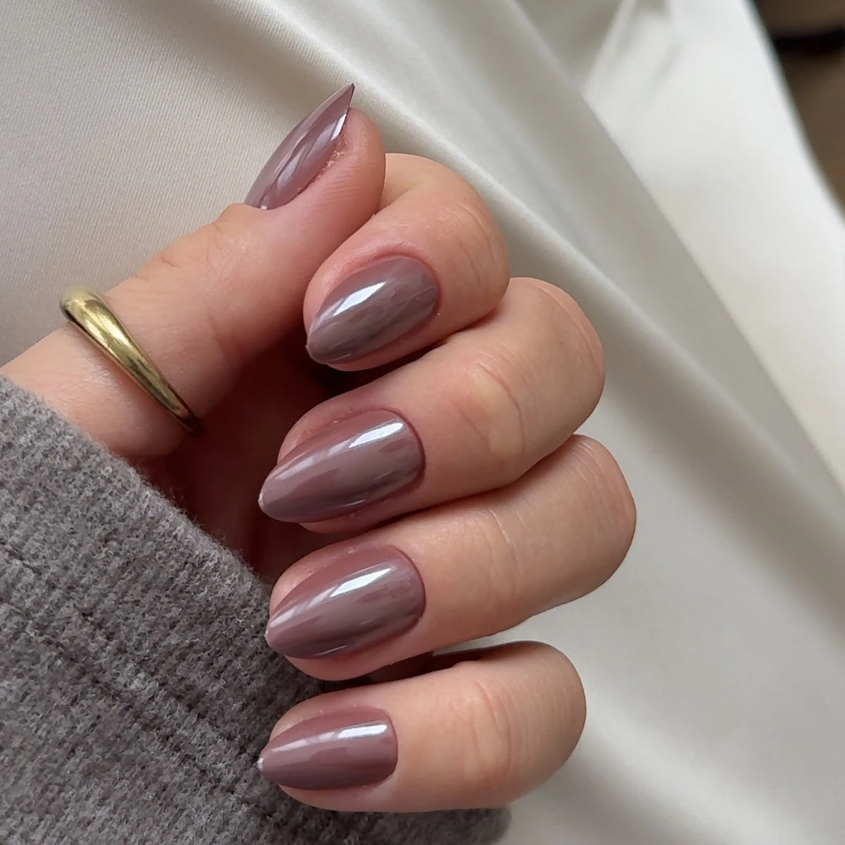 NAILD Cocoa Nude Chrome Almond Press-On Nails getragen
