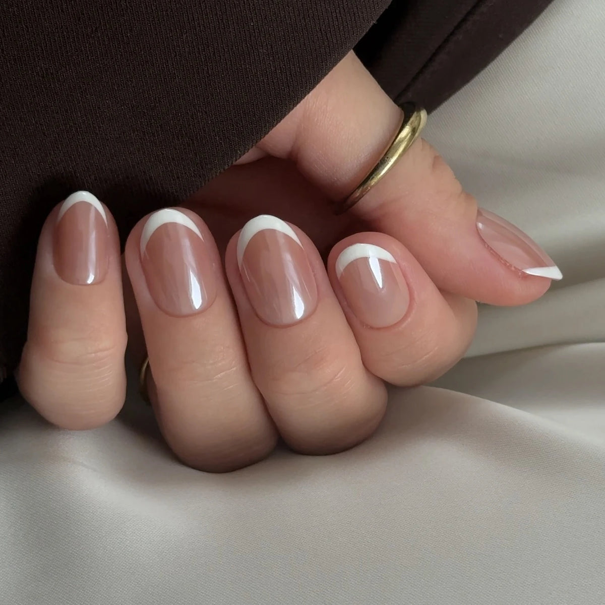 French Round Chrome Press-On Nails getragen – Satin