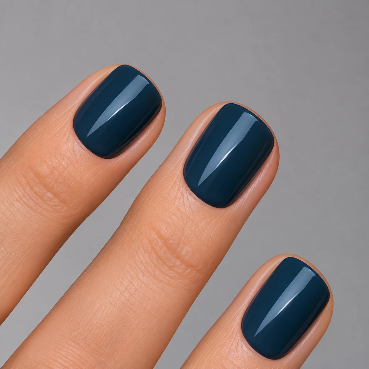 NAILD Midnight Short XXS Square Press-On Nails – Nahaufnahme der Farbe
