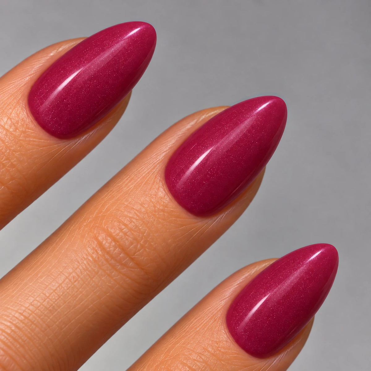NAILD Plum Chic Almond – Tragefoto