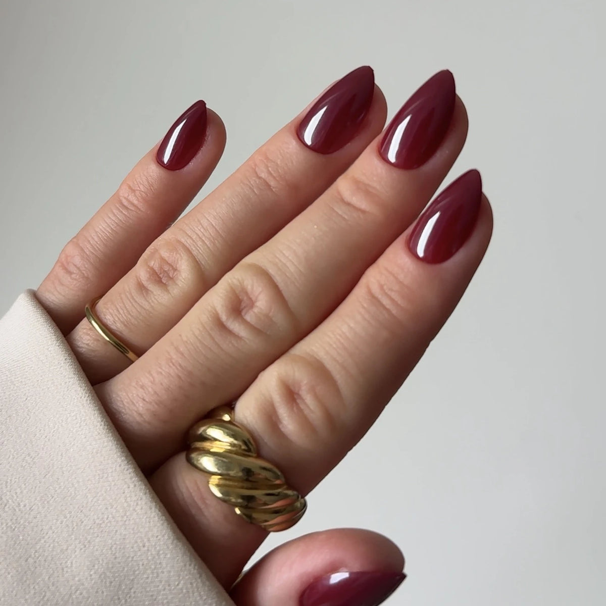 NAILD Wine Chrome Almond Press-On Nails getragen
