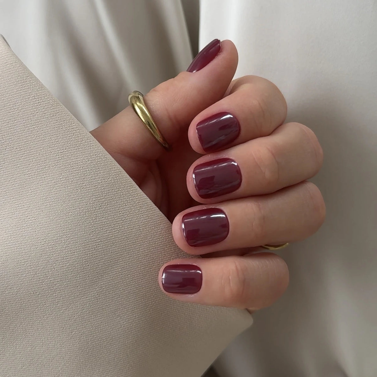 NAILD Wine Chrome Short XXS Square Press-On Nails getragen