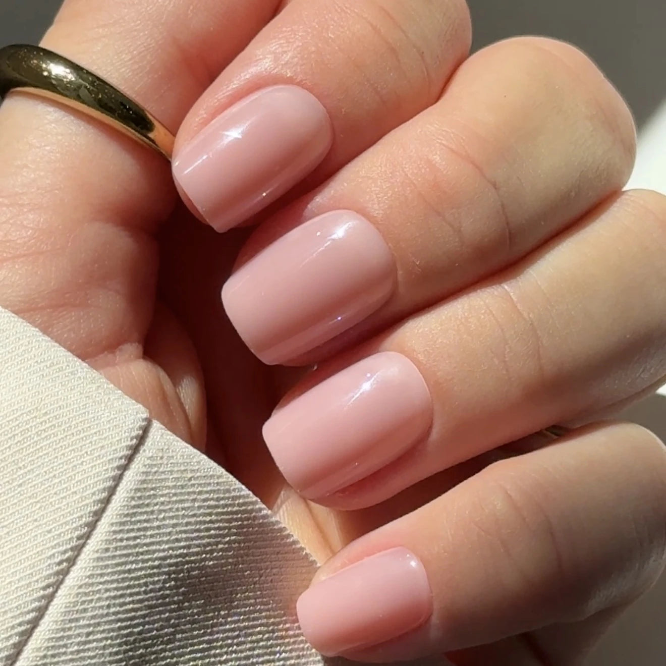 Everyday Short S Square Press on Nails Nahaufnahme an der Hand