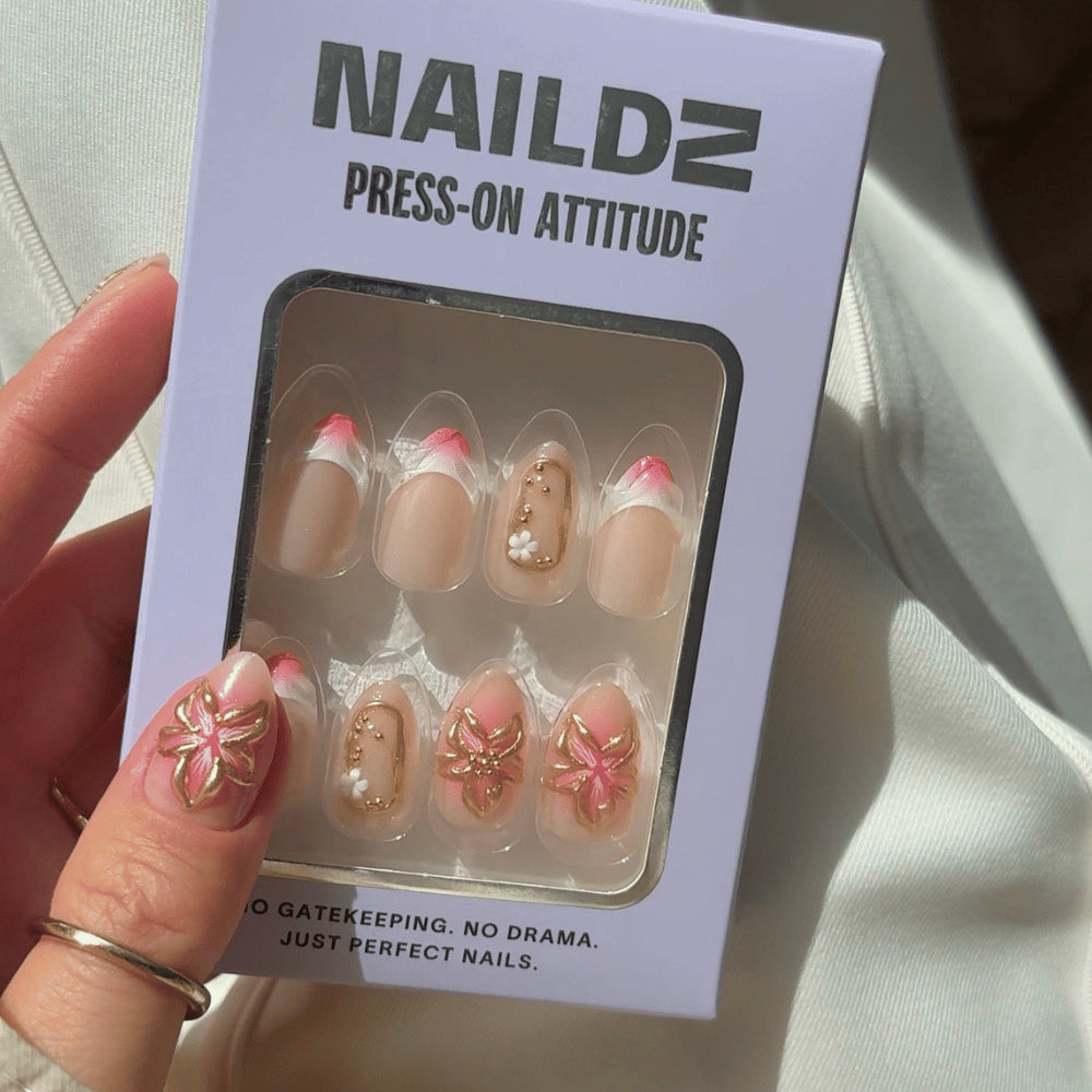Golden Bloom Almond 3D NAILDZ Softgel Press On Nails (inkl. Klebesticker & Nagelkleber)