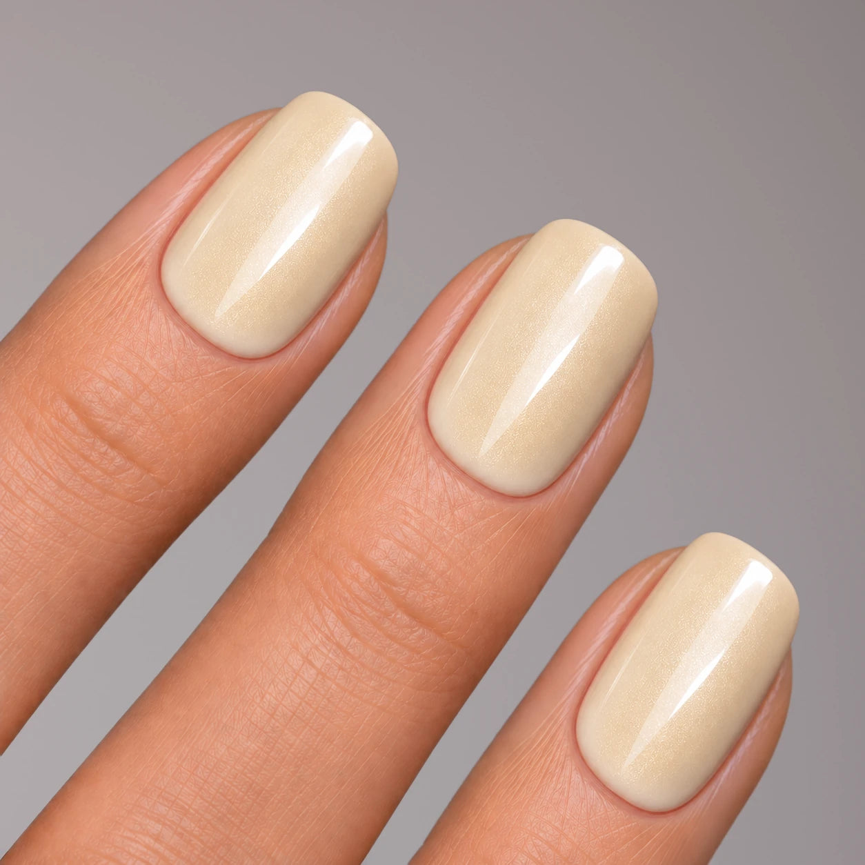 NAILD Butter Chrome Short S Square Press-On Nails – Nahaufnahme der Farbe