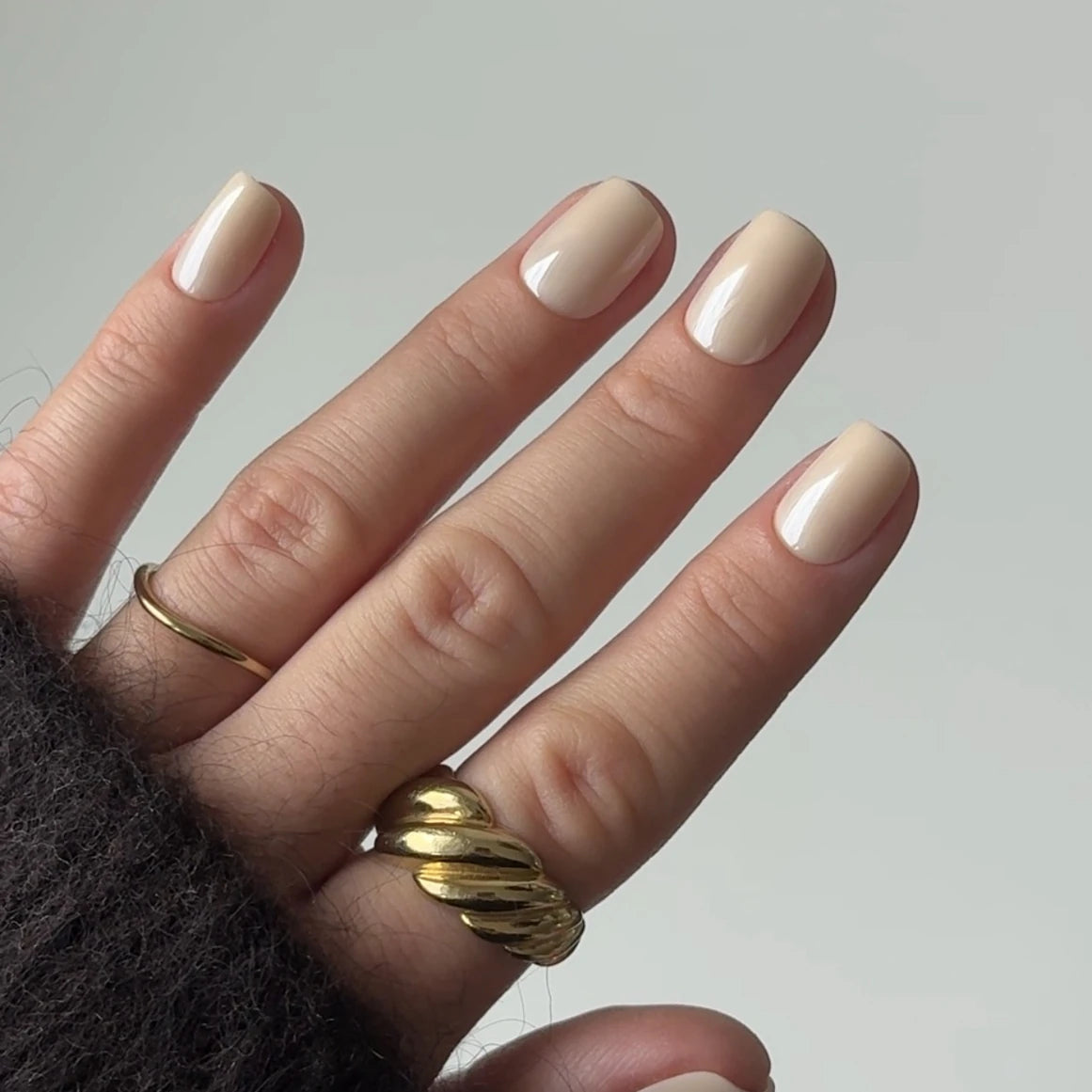 NAILD Butter Chrome Short S Square Press-On Nails getragen