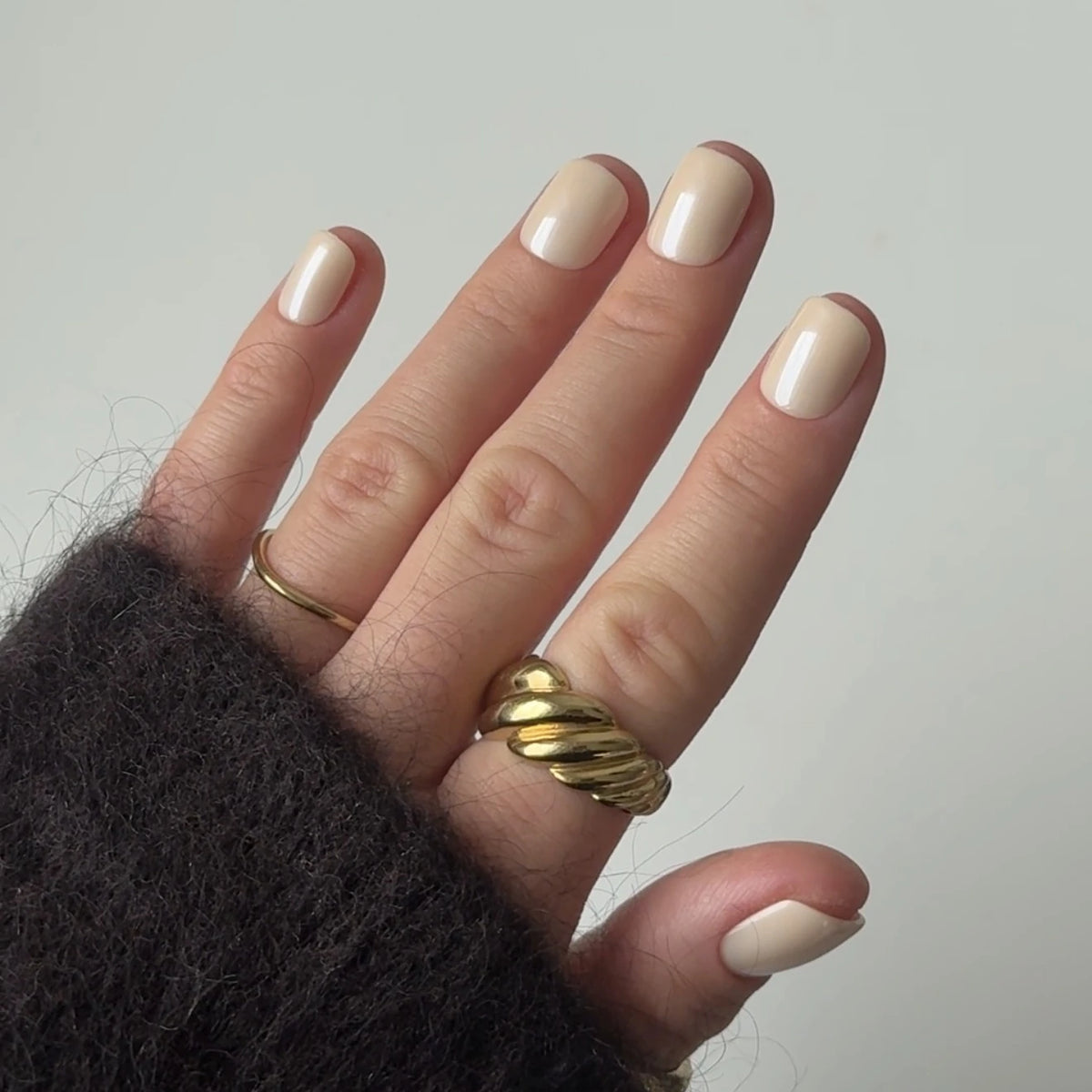NAILD Butter Chrome Short XXS Square Press-On Nails getragen – Handrücken
