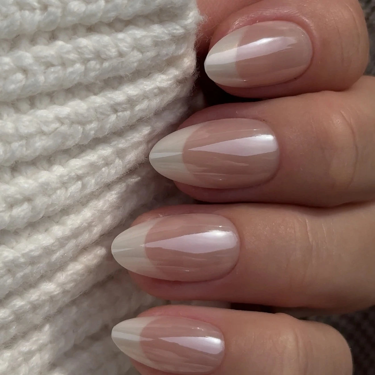 Butter French Chrome Almond Press-On Nails getragen – Strickpullover