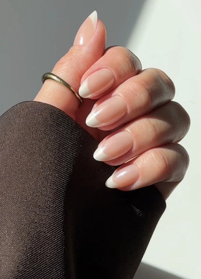 Butter French Chrome Almond getragen – UGC