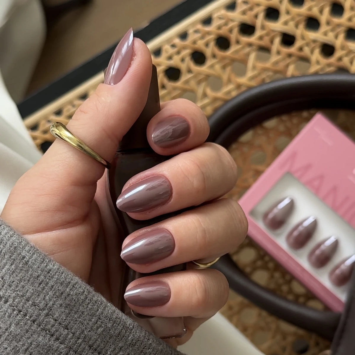 NAILD Cocoa Nude Chrome Almond Press-On Nails getragen – mit Verpackung
