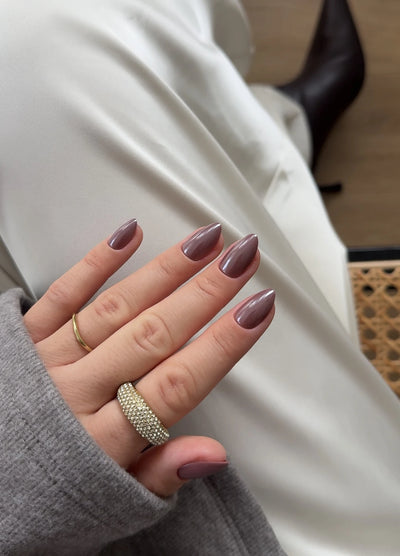 NAILD Cocoa Nude Chrome Almond getragen