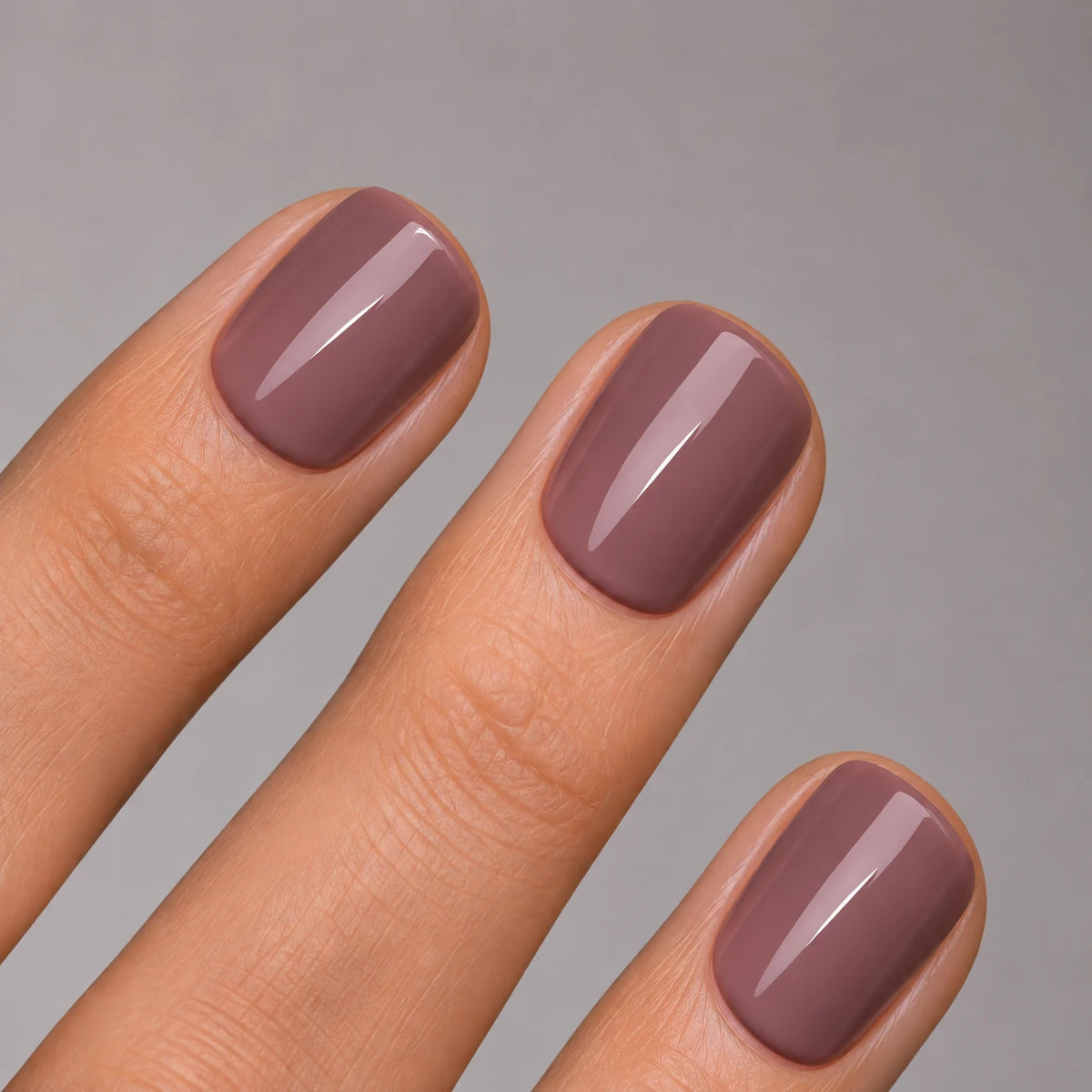 NAILD Cocoa Nude Chrome Short XXS Square Press-On Nails – Nahaufnahme der Farbe