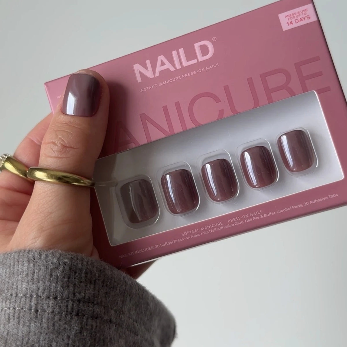 NAILD Cocoa Nude Chrome Short XXS Square – Verpackung in der Hand