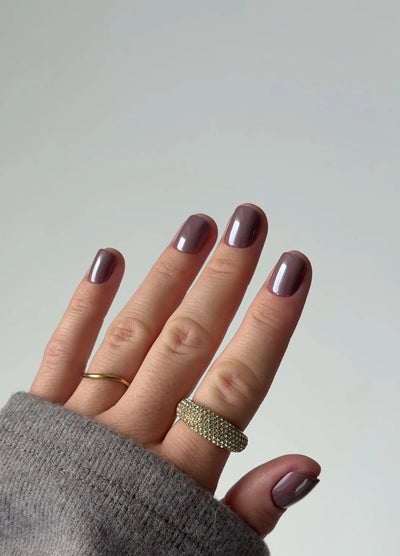 NAILD Cocoa Nude Chrome Short XXS Square getragen