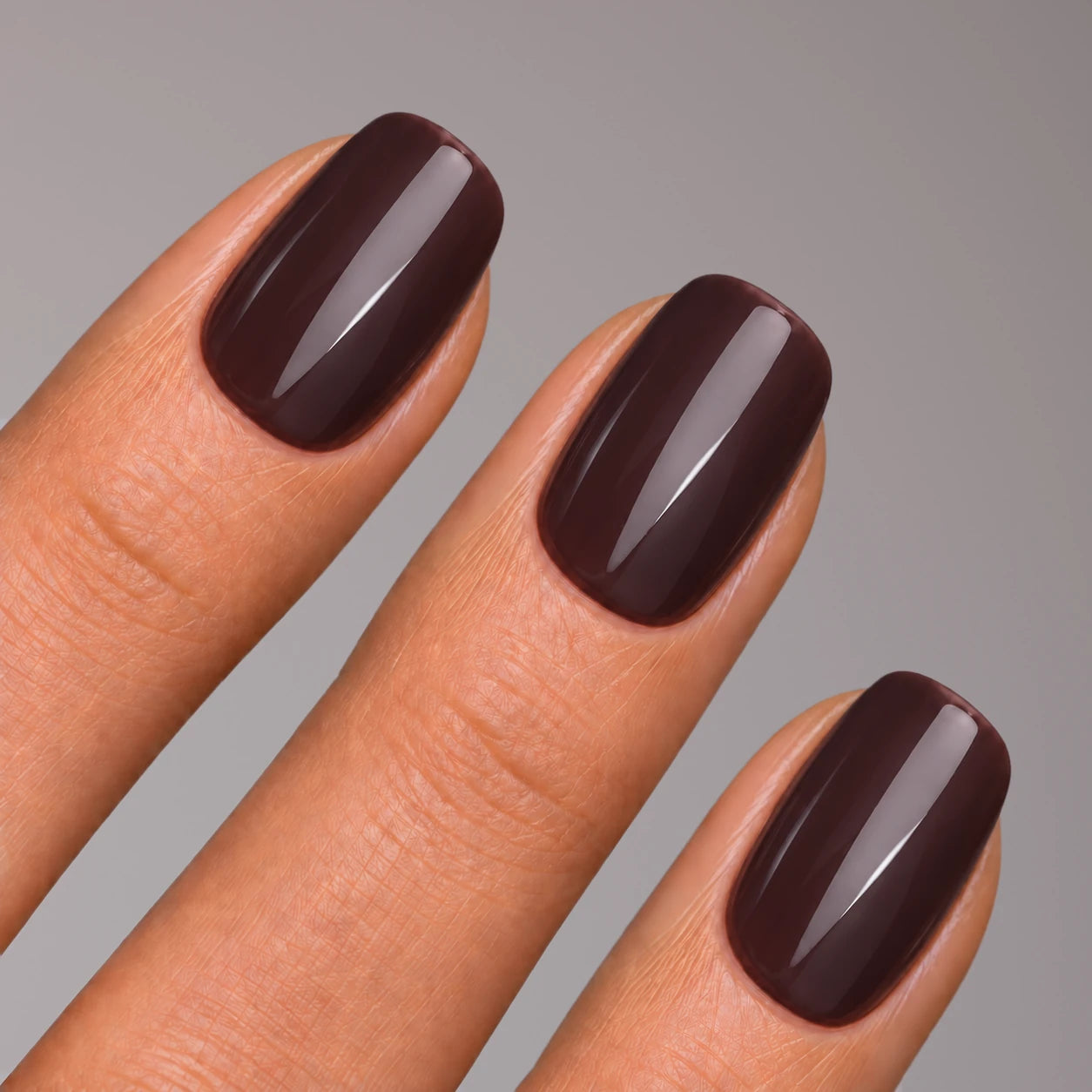 NAILD Espresso Chrome Short S Square Press-On Nails – Nahaufnahme der Farbe