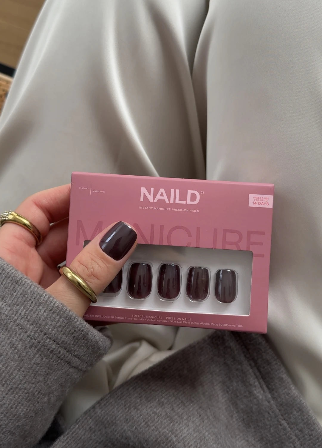 NAILD Espresso Chrome Short S Square – Verpackung in der Hand