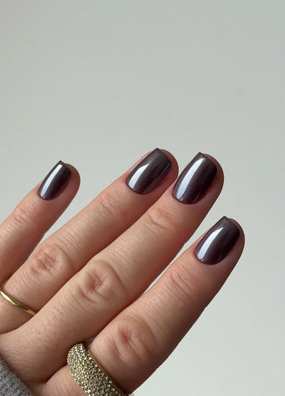 NAILD Espresso Chrome Short S Square getragen