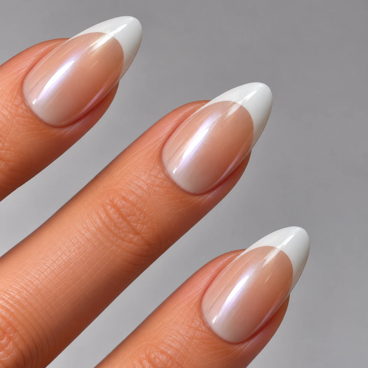 French Almond Chrome Press-On Nails getragen – Nahaufnahme