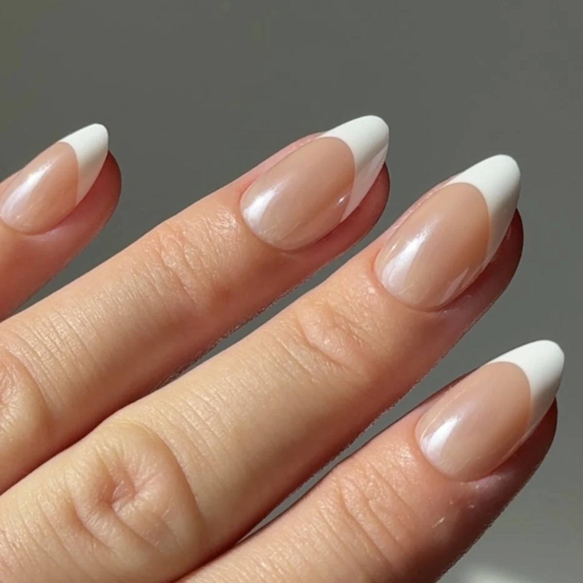 French Almond Chrome Press-On Nails getragen – Nahaufnahme