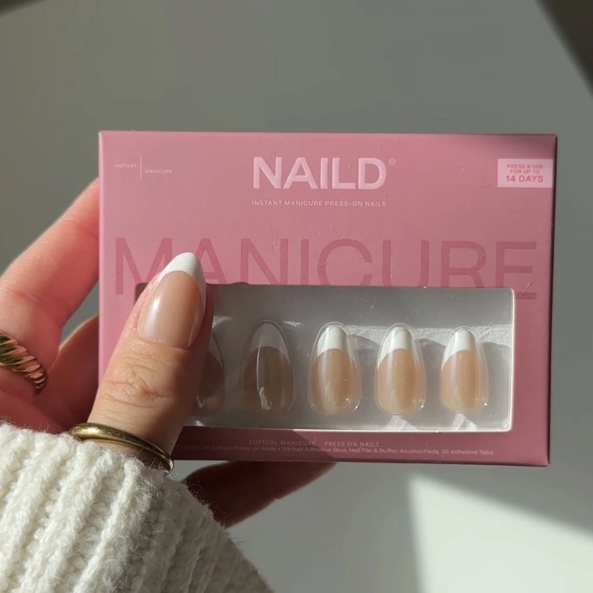 French Almond Chrome Press-On Nails – Verpackung in der Hand