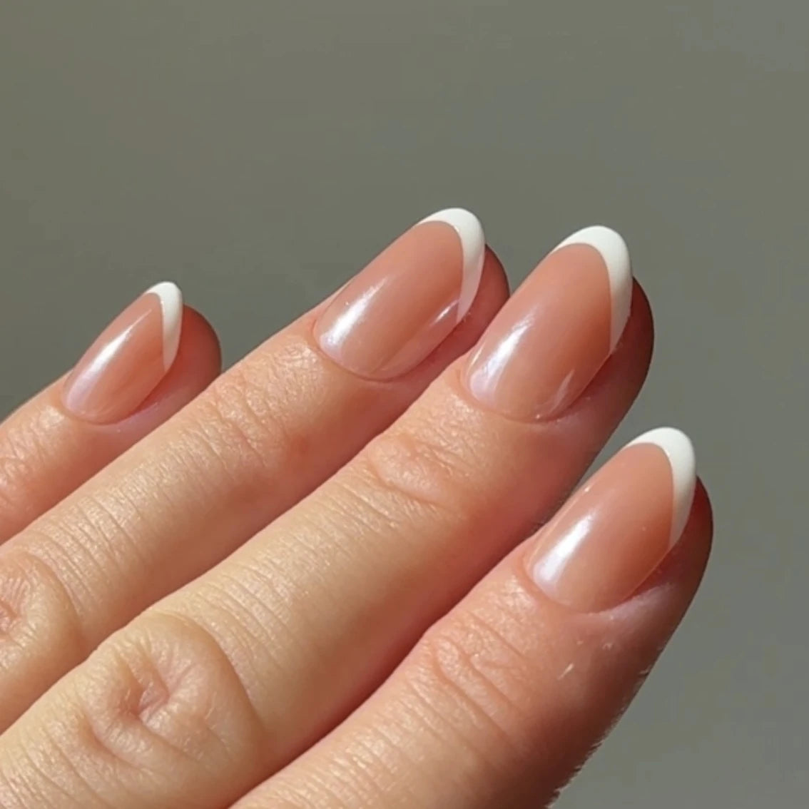 French Round Chrome Press-On Nails getragen – Nahaufnahme