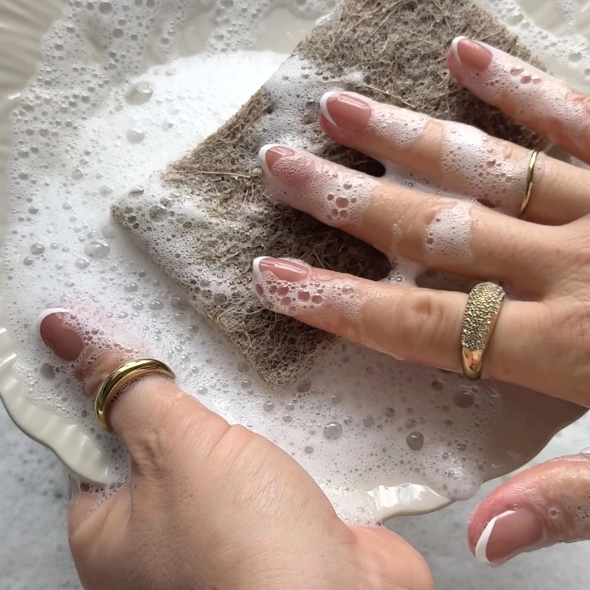 NAILD French Round Infilled Press-On Nails beim Abwasch – wasserfest im Alltag