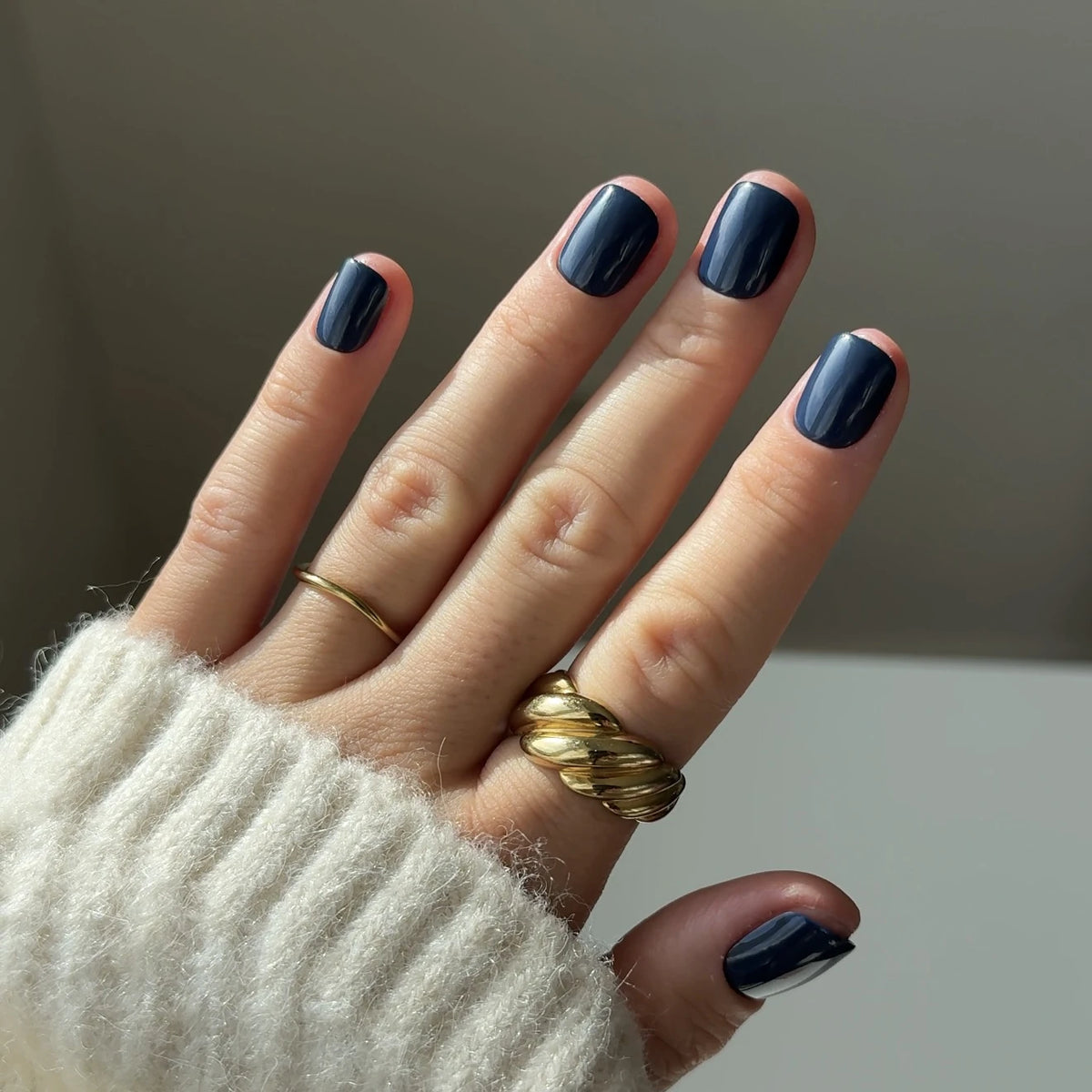 NAILD Midnight Short XXS Square Press-On Nails getragen