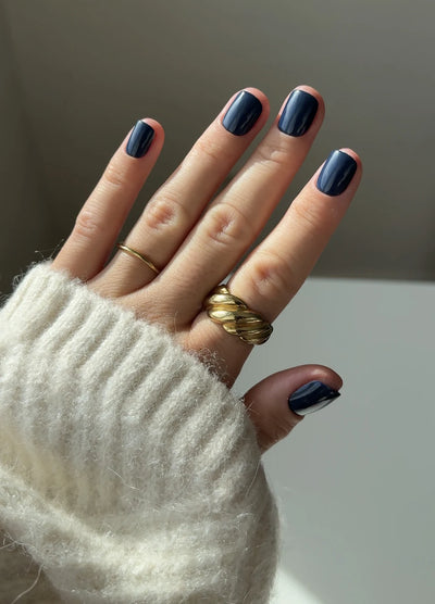 NAILD Midnight Short XXS Square Press-On Nails getragen