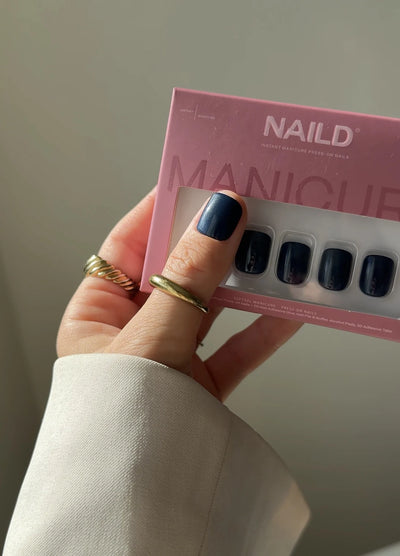 NAILD Midnight Short XXS Square Press-On Nails getragen