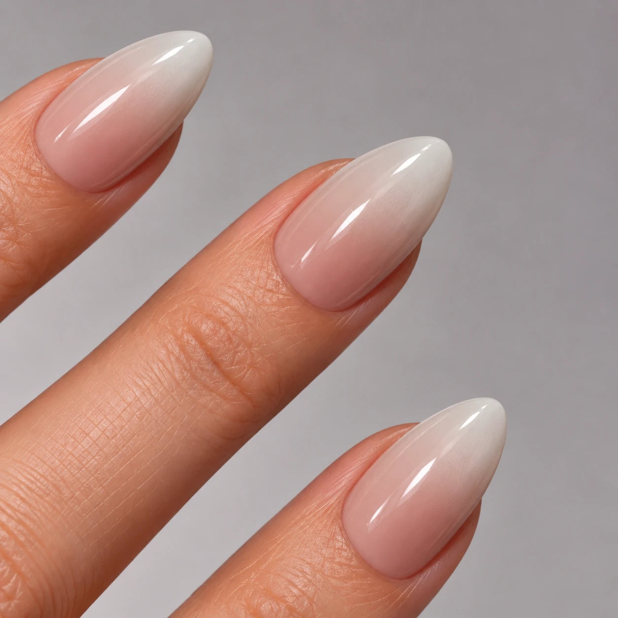 NAILD Milkshake Chrome Almond Press-On Nägel – Nahaufnahme Farbe und Form