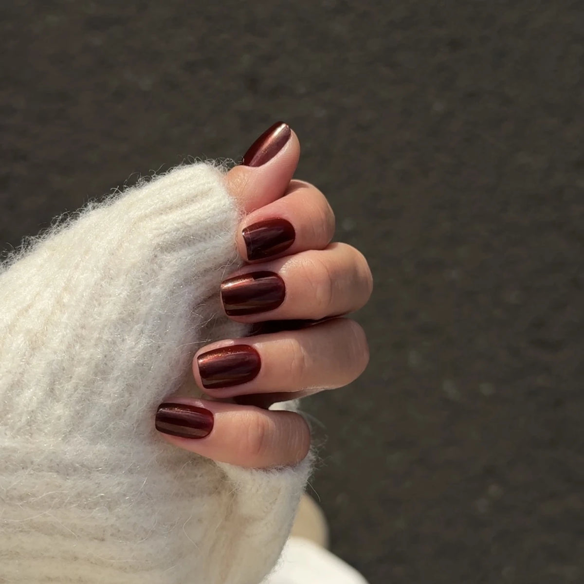 NAILD Orion Short S Square Press-On Nails getragen – Nahaufnahme
