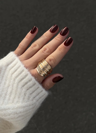 NAILD Orion Short S Square Press-On Nails getragen