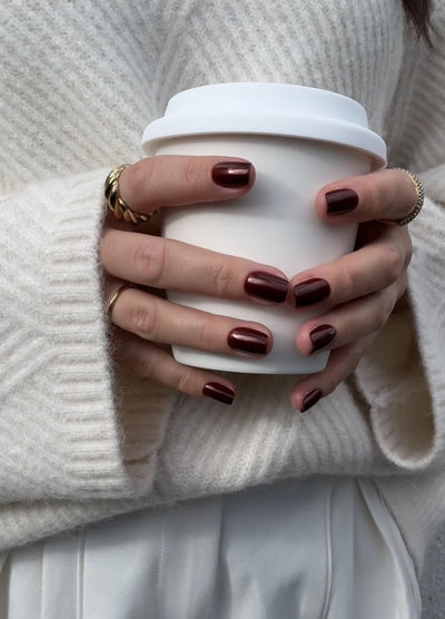 NAILD Orion Short S Square Press-On Nails getragen