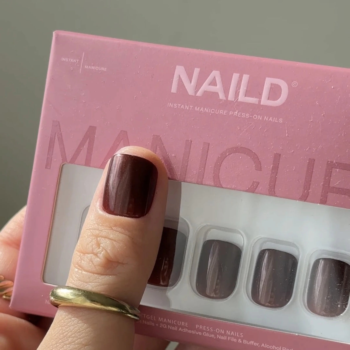 NAILD Orion Short XXS Square Press-On Nails getragen