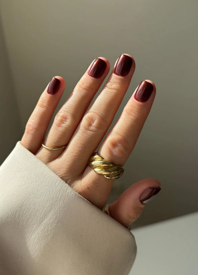 NAILD Orion Short XXS Square Press-On Nails getragen