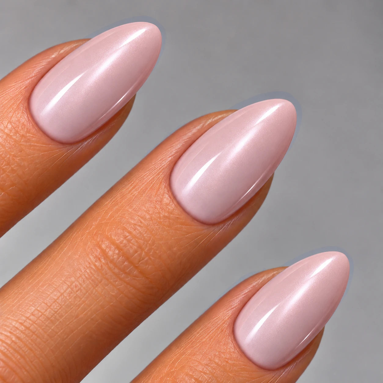 NAILD Pearly Almond – Tragefoto