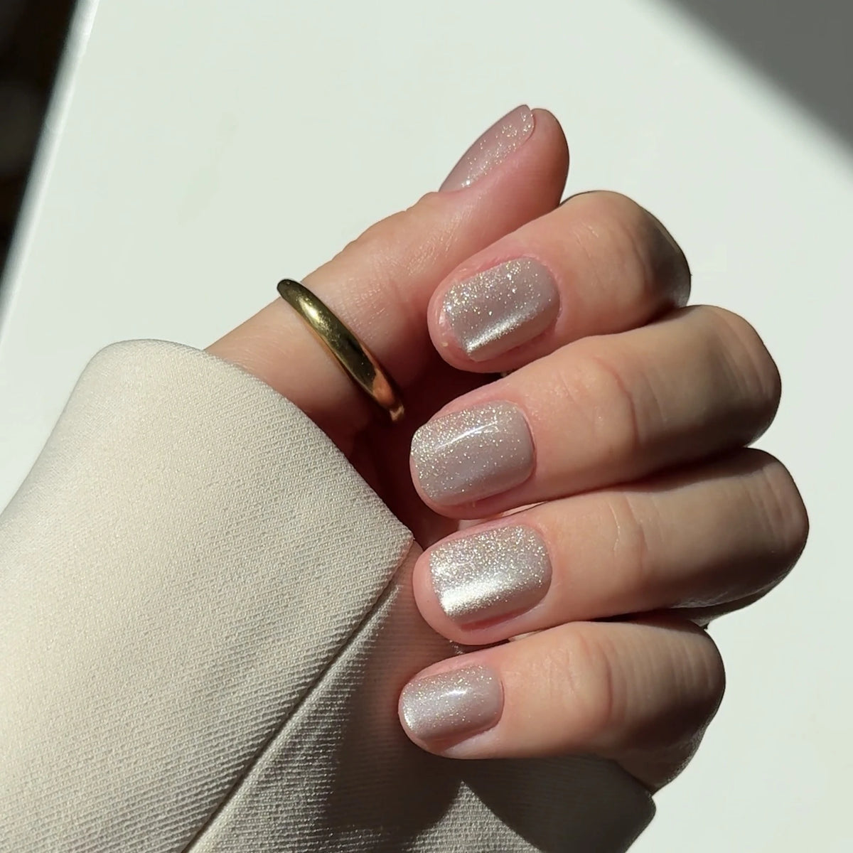 NAILD Pixie Blush XXS Square Press-On Nails getragen – Lifestyle