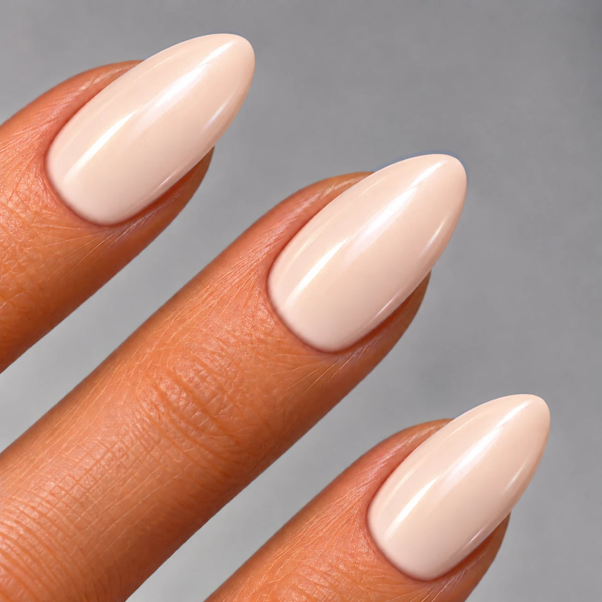 NAILD Prism Almond – Tragefoto