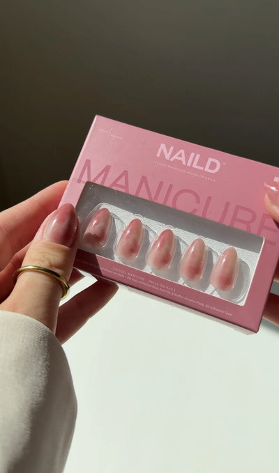NAILD Rosy Sky Almond Press-On Nails Verpackung in der Hand – UGC