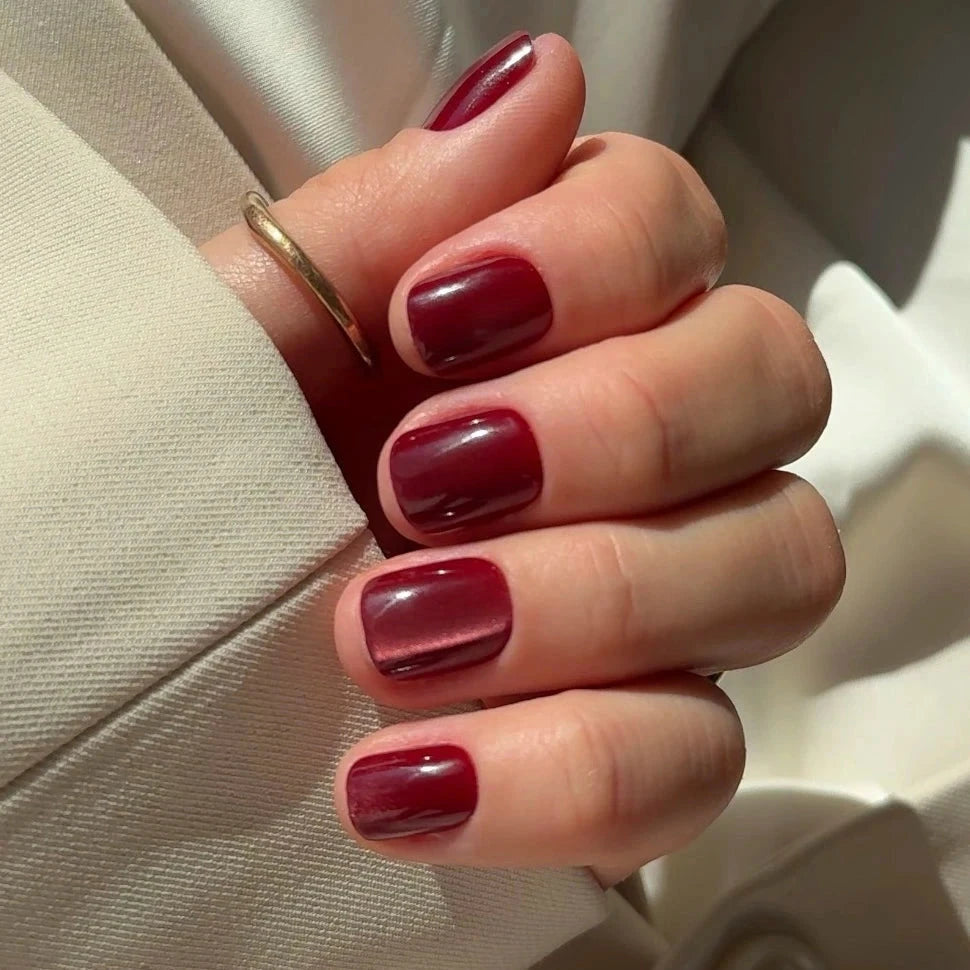 NAILD Wine Silk Short XXS Square Press-On Nails getragen – Stay Vibrant Bundle