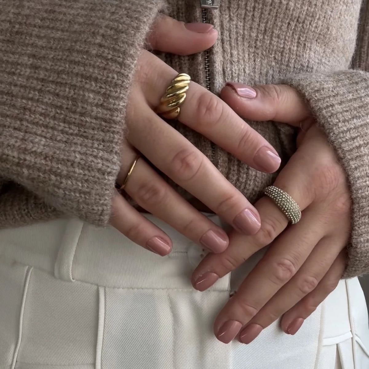 NAILD Toffee Nude Short XXS Square Press-On Nails getragen