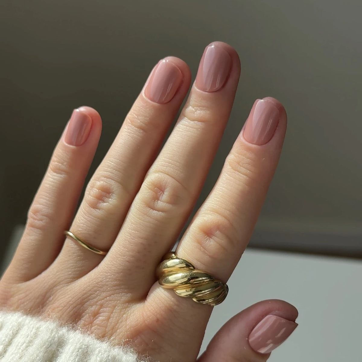 NAILD Toffee Nude Short XXS Square Press-On Nails getragen