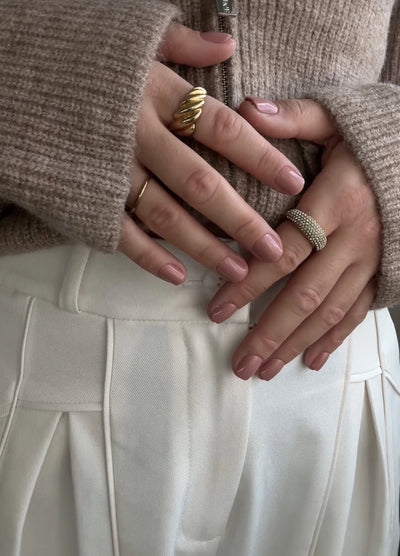 NAILD Toffee Nude Short XXS Square Press-On Nails getragen