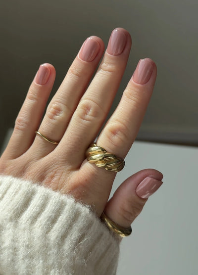 NAILD Toffee Nude Short XXS Square Press-On Nails getragen