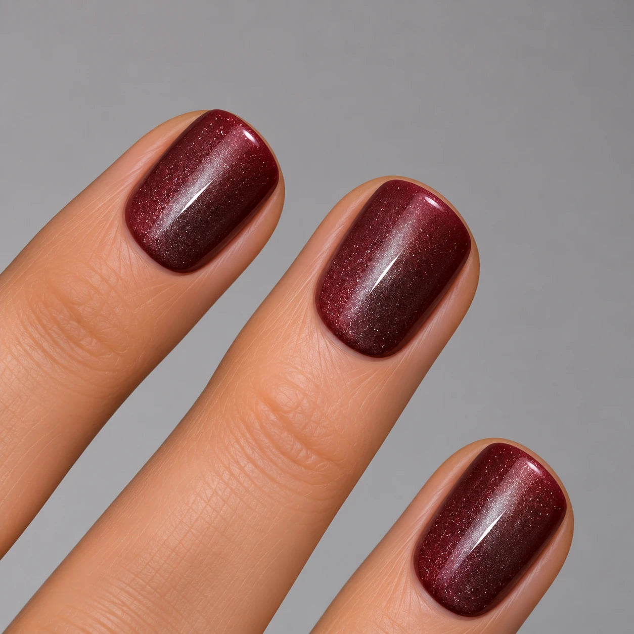 NAILD Wine Cateye Short XXS Square Press-On Nails – Nahaufnahme der Farbe