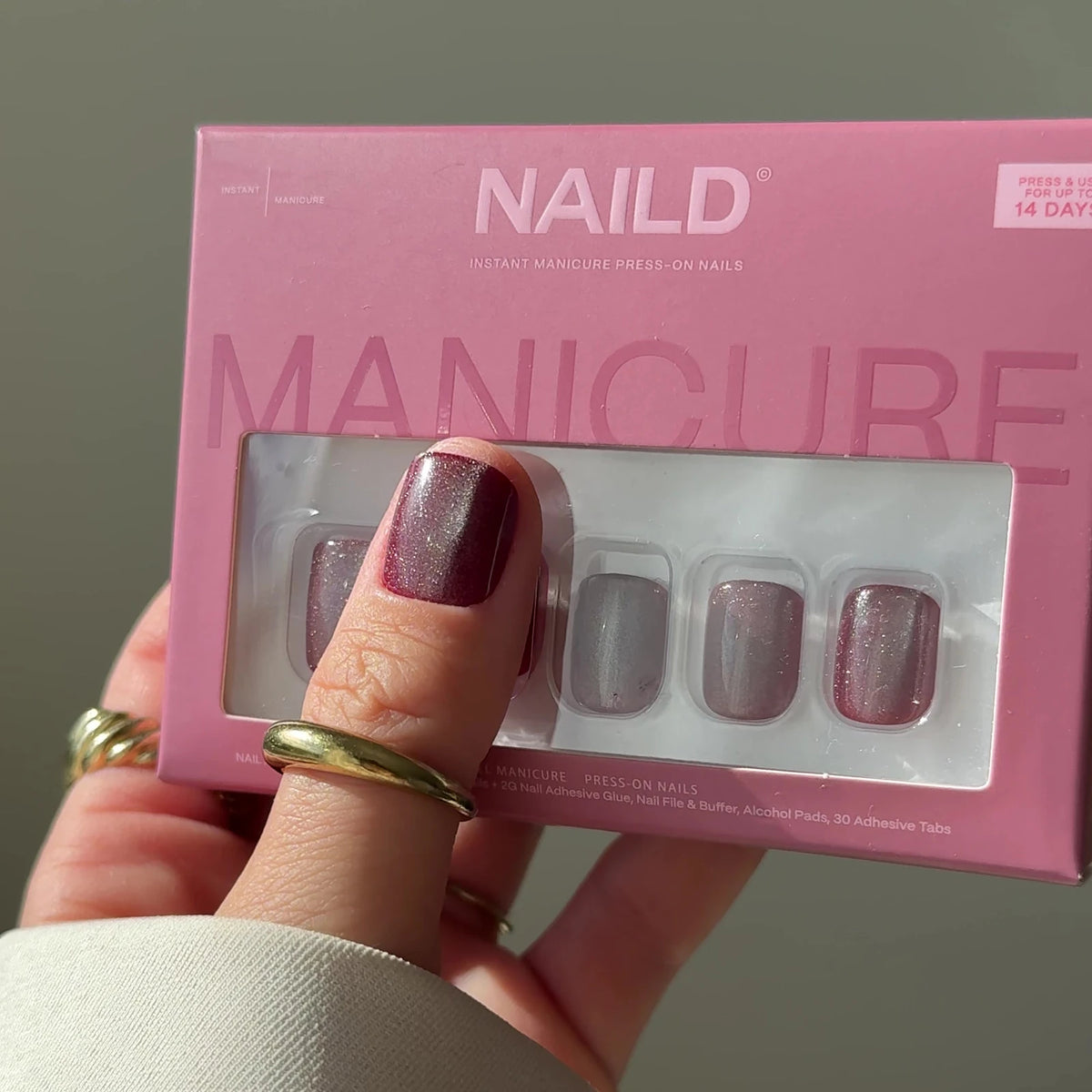 NAILD Wine Cateye Short XXS Square Press-On Nails – Verpackung in der Hand