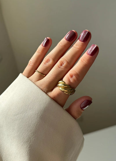 NAILD Wine Cateye Short XXS Square Press-On Nails getragen