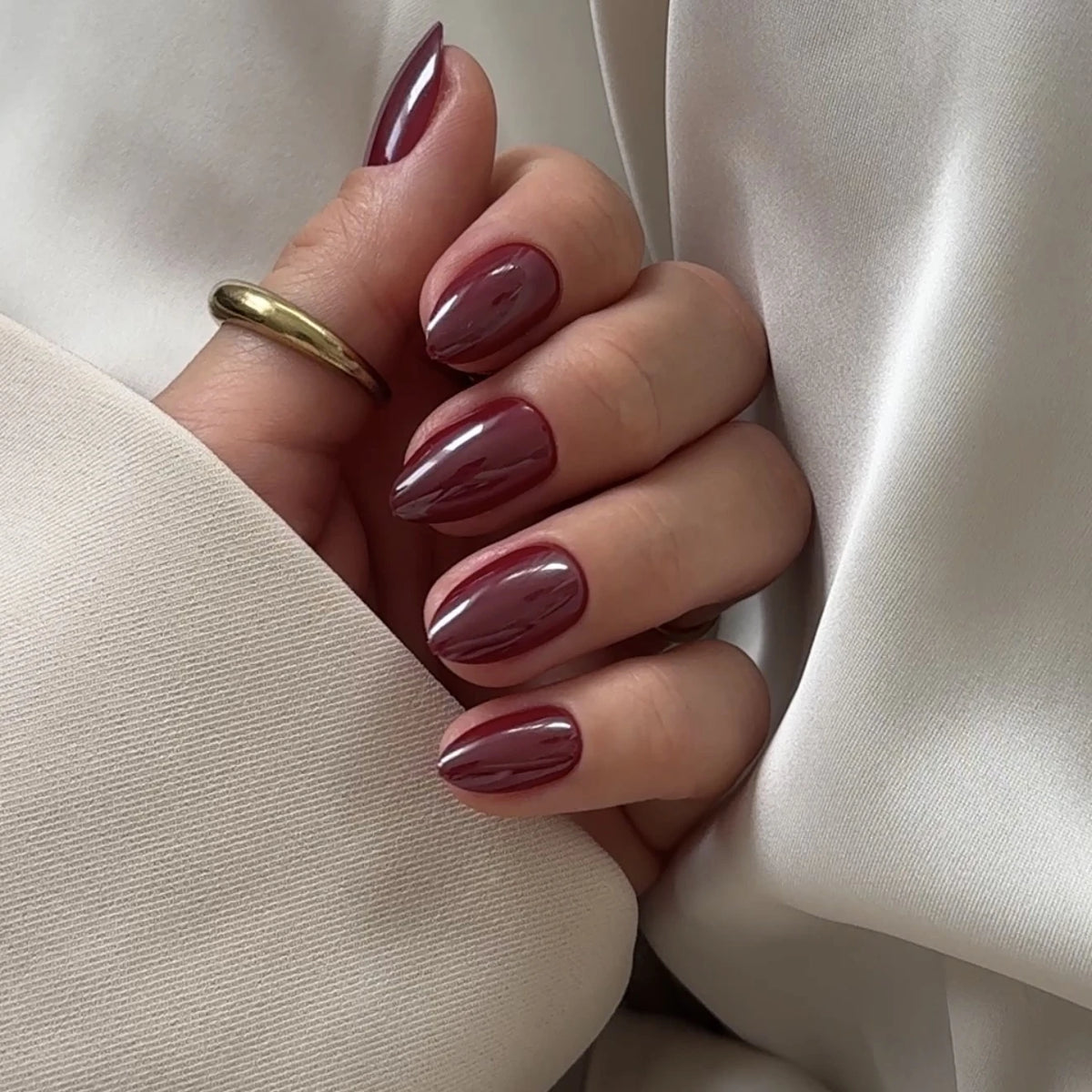 NAILD Wine Chrome Almond Press-On Nails getragen – Nahaufnahme