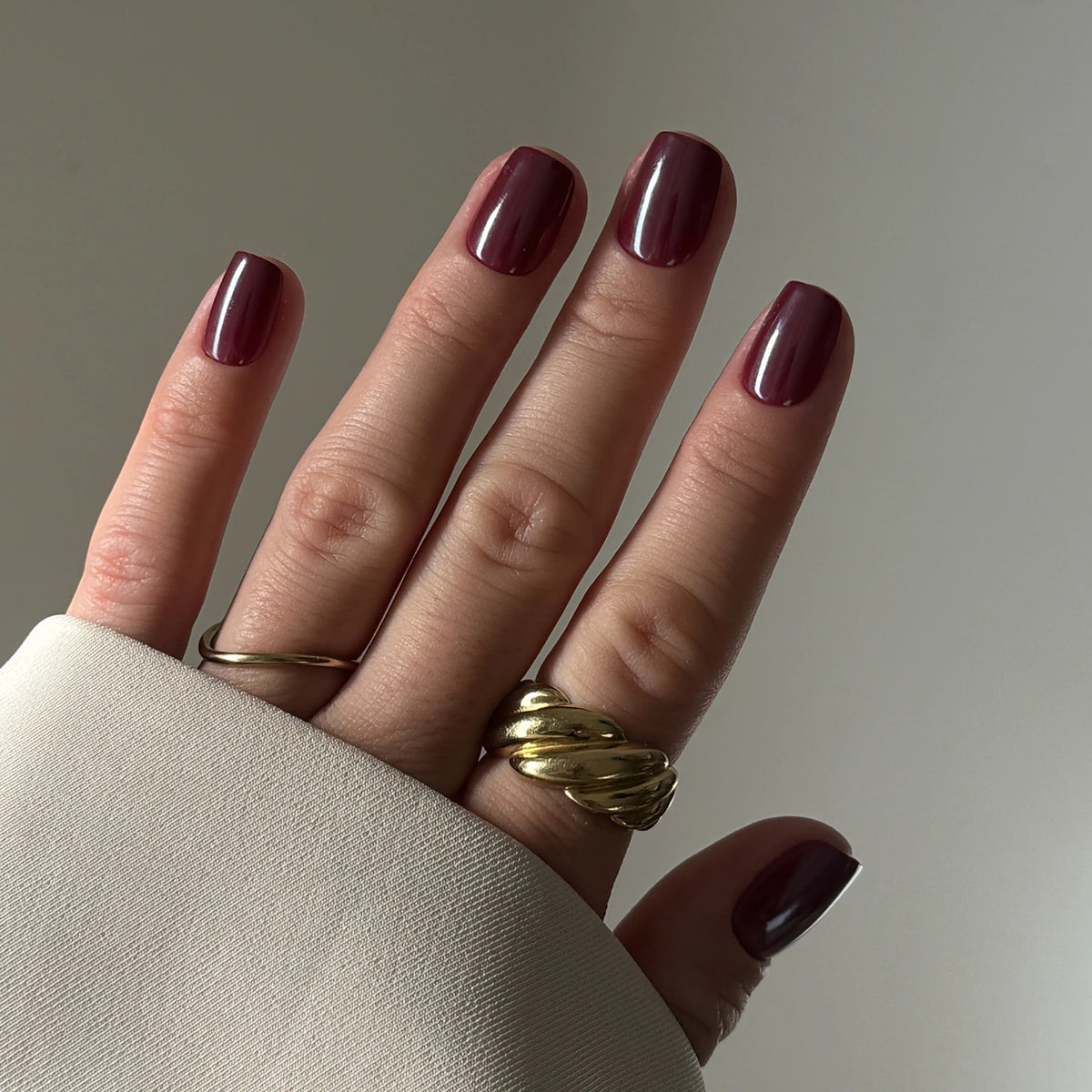 NAILD Wine Chrome Short S Square Press-On Nails getragen